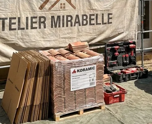Palette de tuiles canal neuves livrée sur un chantier de couverture Atelier Mirabelle à Aix-en-Provence